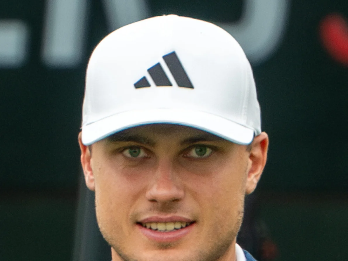Ludvig Åberg i vit keps under Travelers Championship